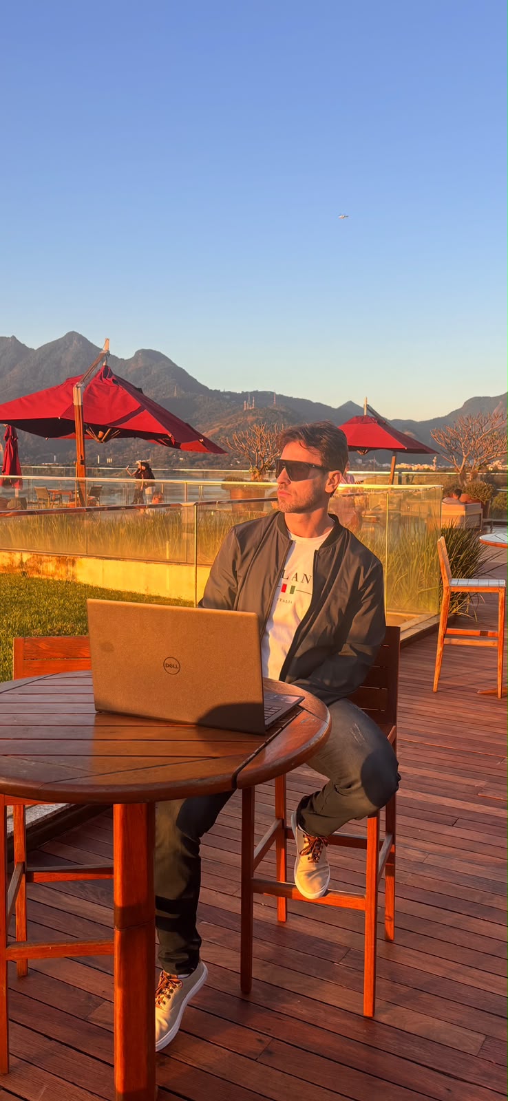 Victor Curty em um momento descontraído, ao pôr do sol