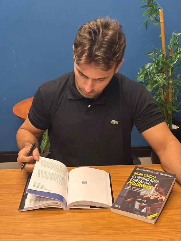 Dr. Victor Curty estudando e produzindo conteúdo