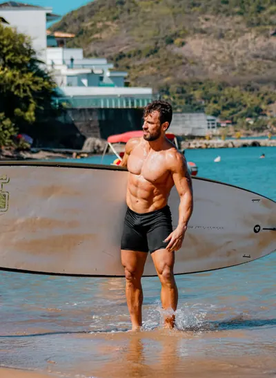 Dr. Victor Curty em um momento de surf