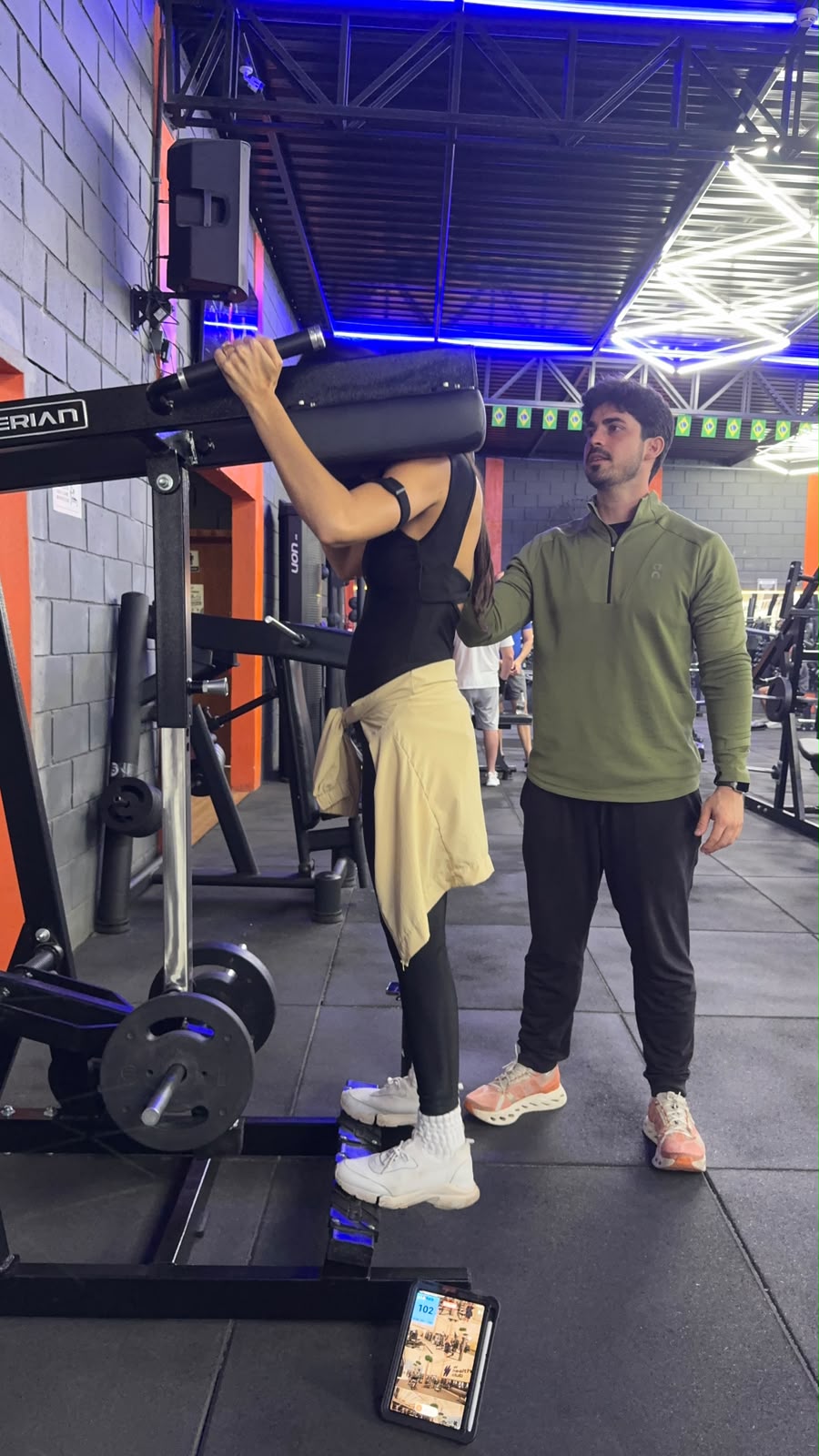 Dr. Victor Curty orientando ao vivo a execução de um exercício durante a mentoria